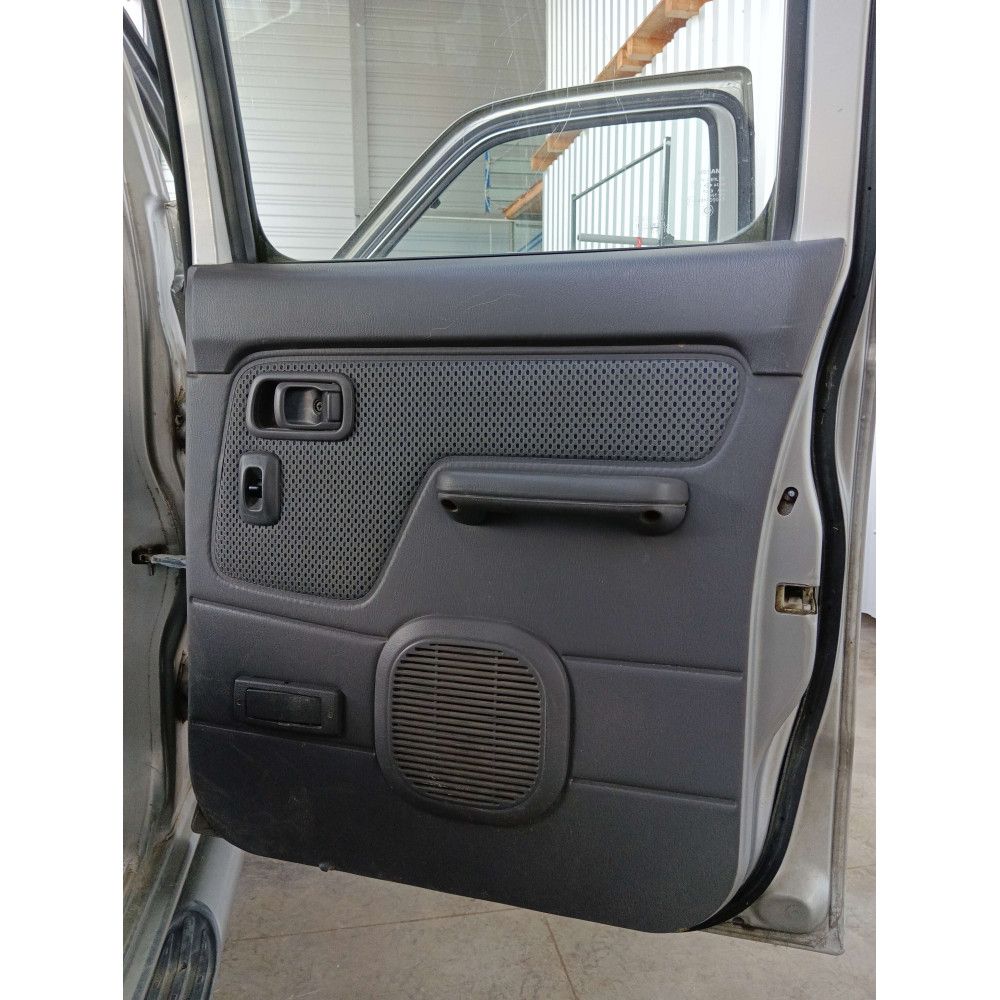 Panneau de porte arrière droite D22 King Cab (01/05/1998 - 01/07/2010)  2.5 TDi Pickup double cabine 133cv D22  133 ch