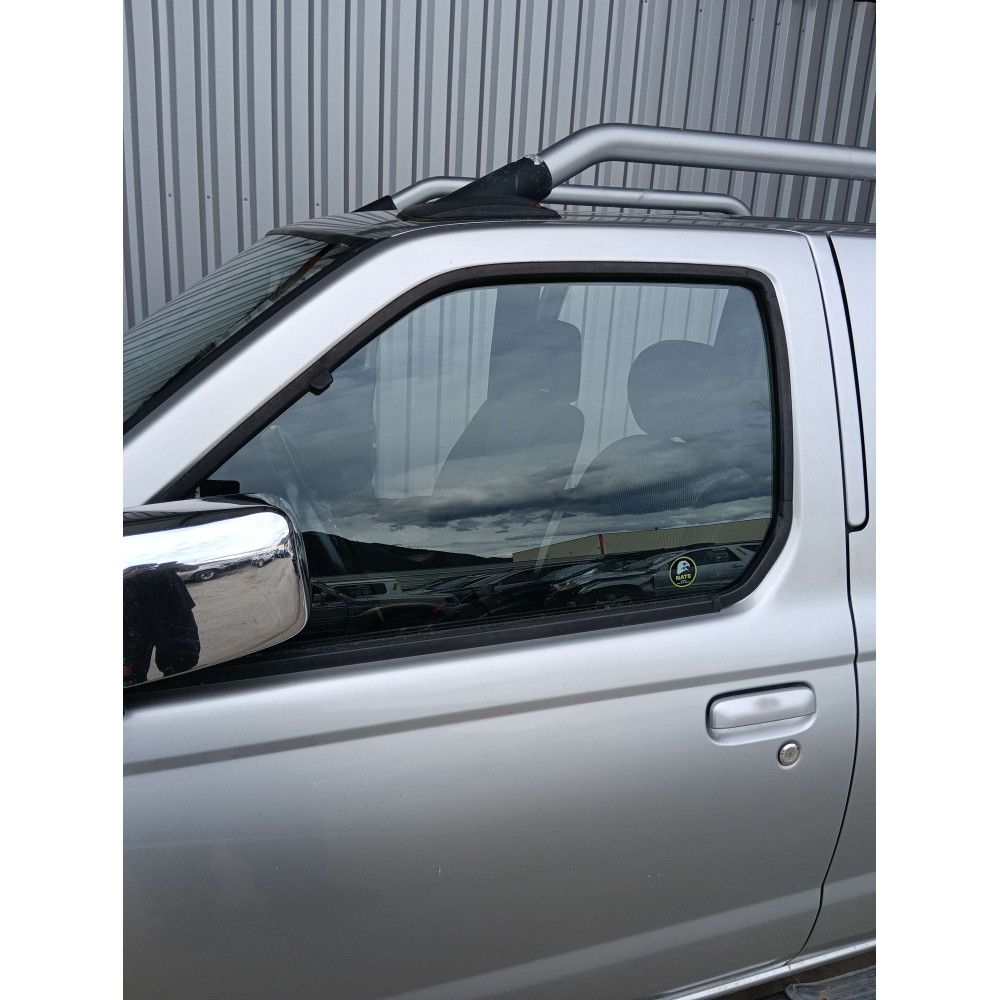 Glace porte avant gauche D22 King Cab (01/05/1998 - 01/07/2010)  2.5 TDi Pickup double cabine 133cv D22  133 ch