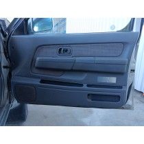 Panneau de porte avant droite D22 King Cab (01/05/1998 - 01/07/2010)  2.5 TDi 4x4 Pickup 133cv D22   133 ch