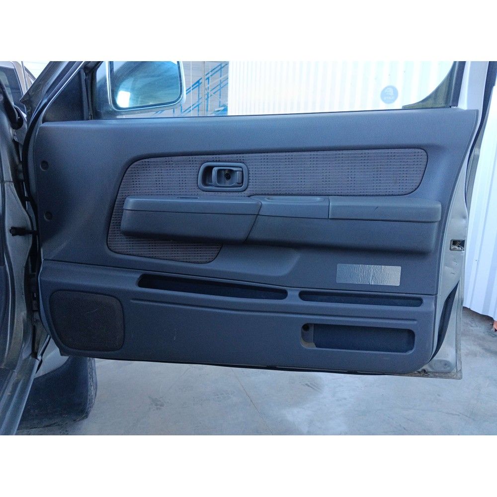 Panneau de porte avant droite D22 King Cab (01/05/1998 - 01/07/2010)  2.5 TDi 4x4 Pickup 133cv D22   133 ch