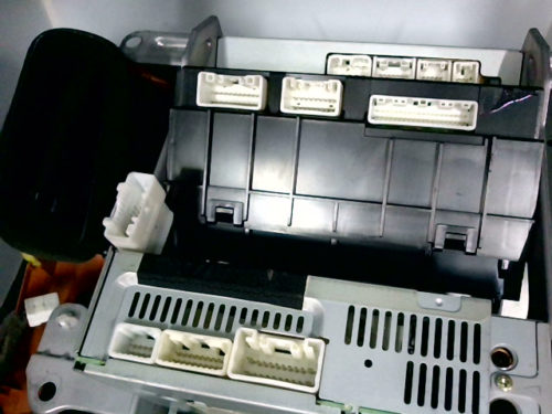 Console-centrale-complète-avec-interrupteurs-divers-radio-K7-cd-tuner-GPS-pommeau-de-vitesse-en-cuir-porte-gobelets-le-tout-imitation-ronce-de-noyer-petites-cassures-a-cote-d-une-des-buses-d-airtmp-img-1602052062157.jpg