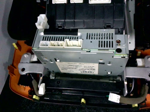 Console-centrale-complète-avec-interrupteurs-divers-radio-K7-cd-tuner-GPS-pommeau-de-vitesse-en-cuir-porte-gobelets-le-tout-imitation-ronce-de-noyer-petites-cassures-a-cote-d-une-des-buses-d-airtmp-img-160205209150.jpg